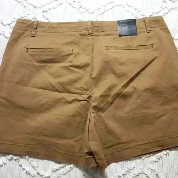 Banana Republic Flat front Chino Short - Picture 2 of 3